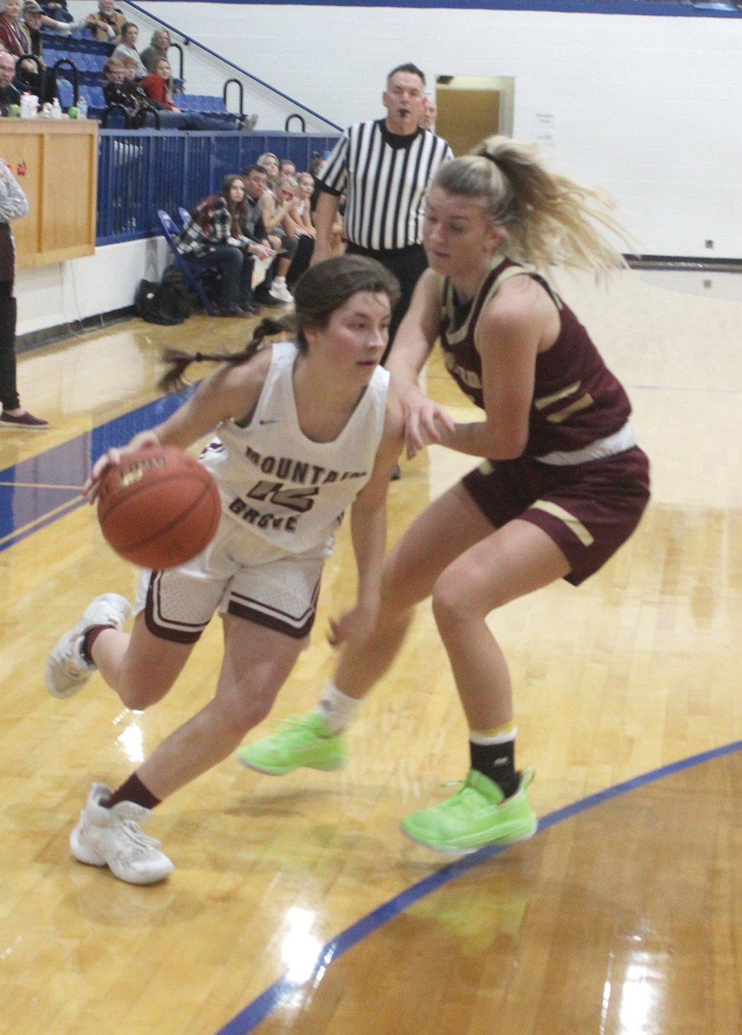 Mountain Grove’s Addy Welch takes her dribble around a Spokane defender.